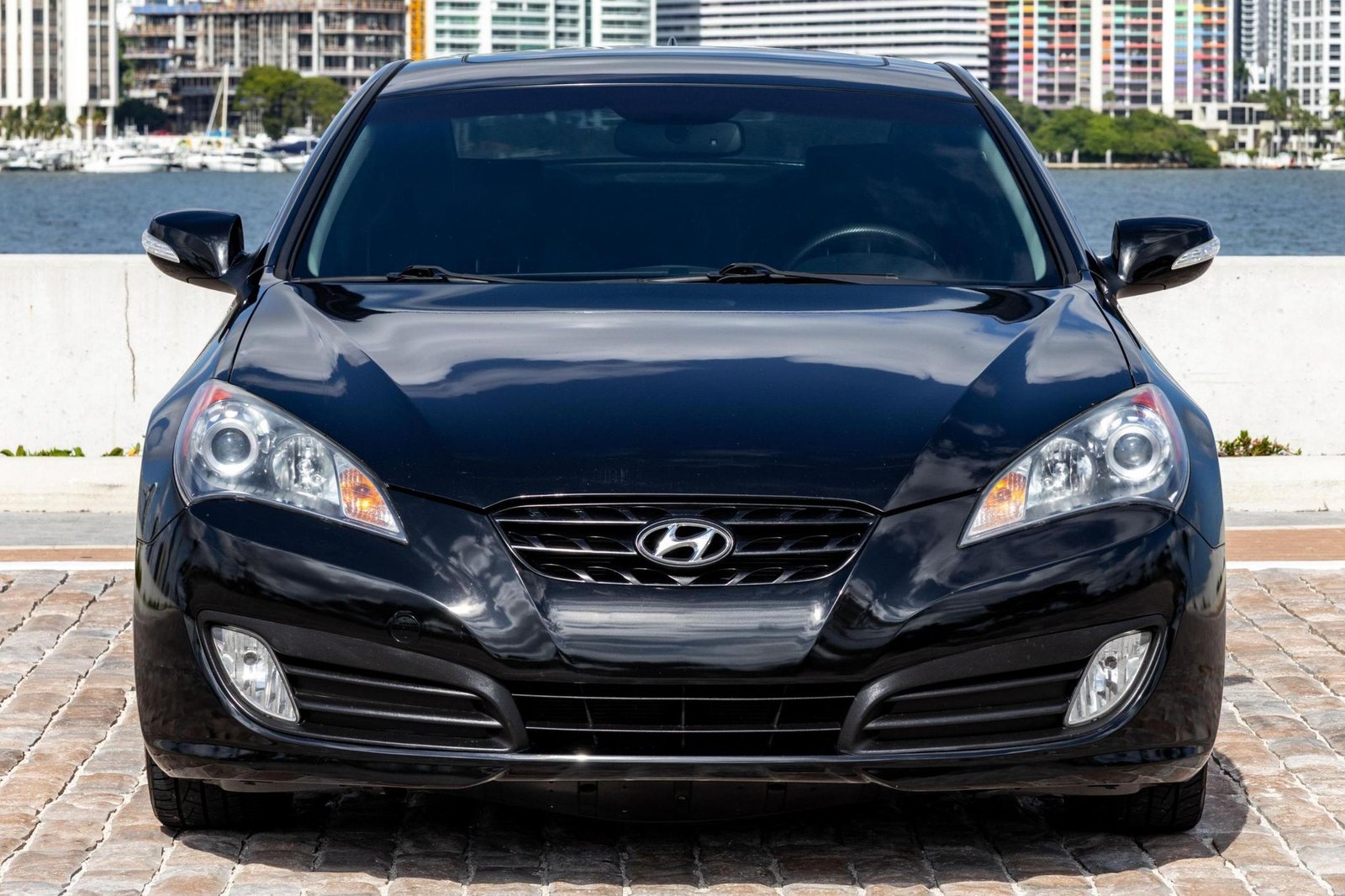 
								Hyundai Genesis Coupe 3.8 Track full									
