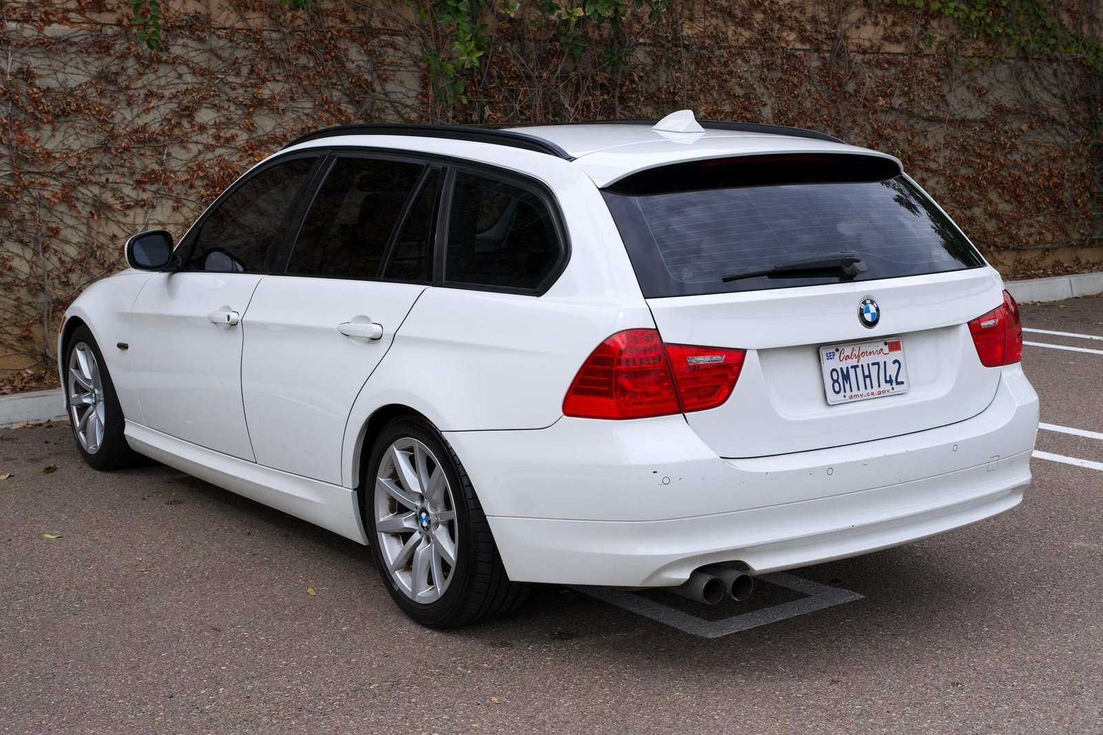 
								BMW 328i Sports Wagon full									