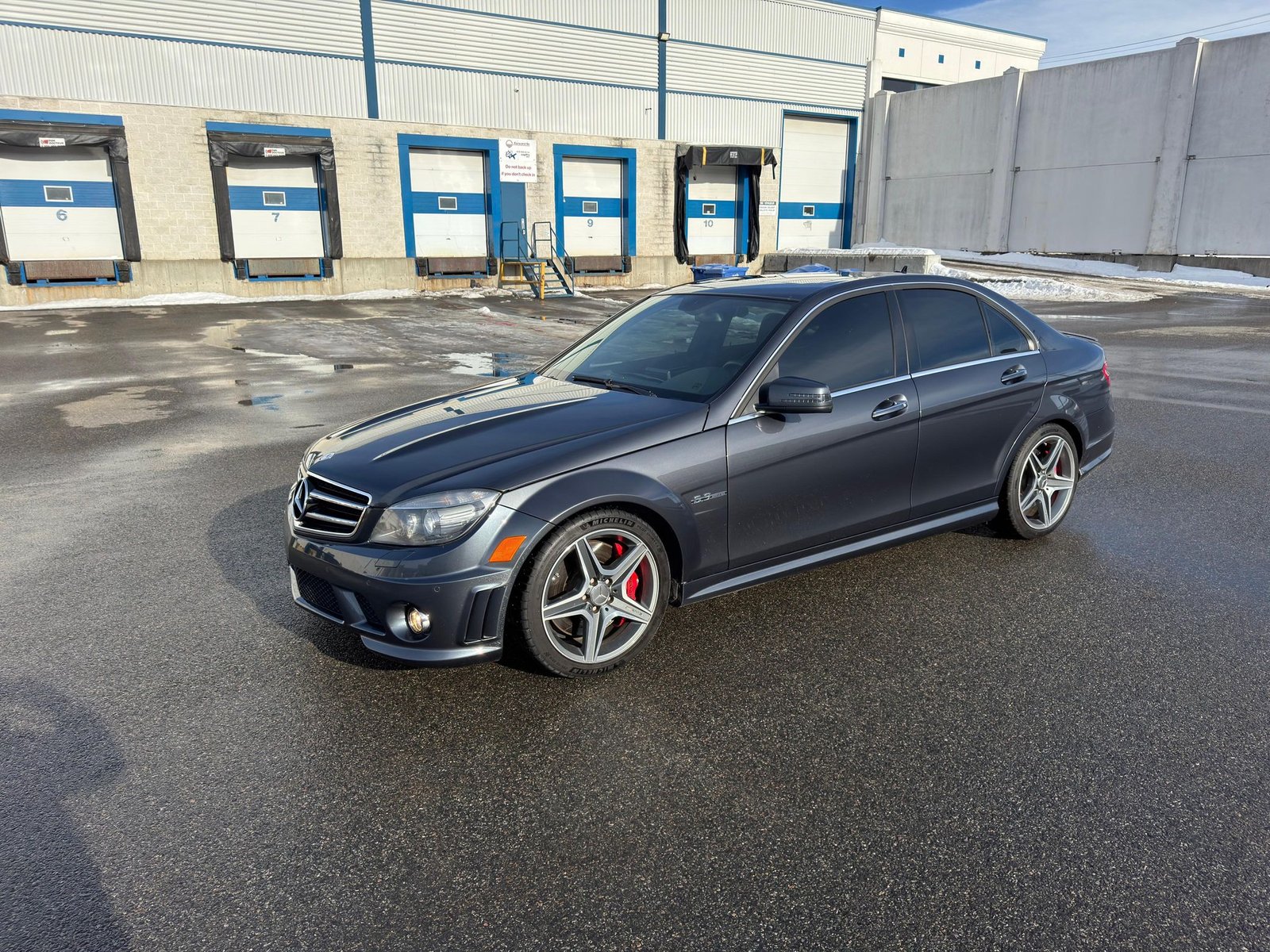 
								Mercedes-Benz C63 AMG Sedan full									