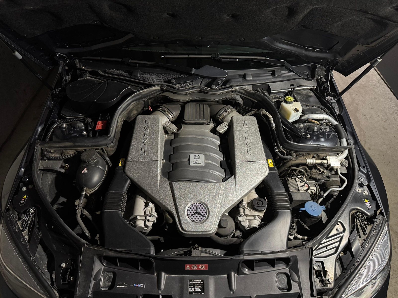 
								Mercedes-Benz C63 AMG Sedan full									