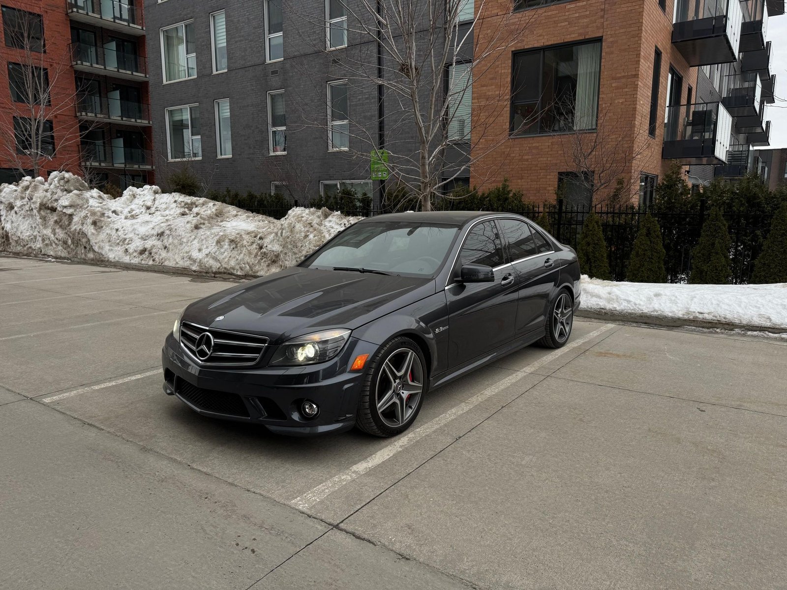 
								Mercedes-Benz C63 AMG Sedan full									