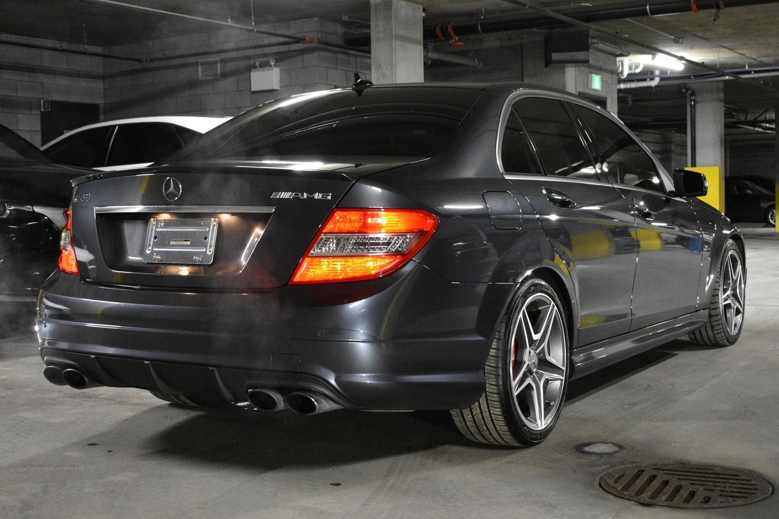 
								Mercedes-Benz C63 AMG Sedan full									