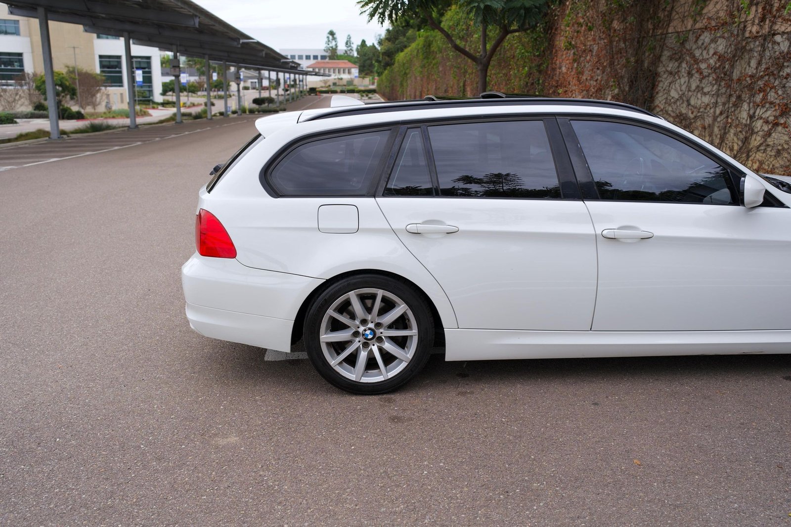 
								BMW 328i Sports Wagon full									