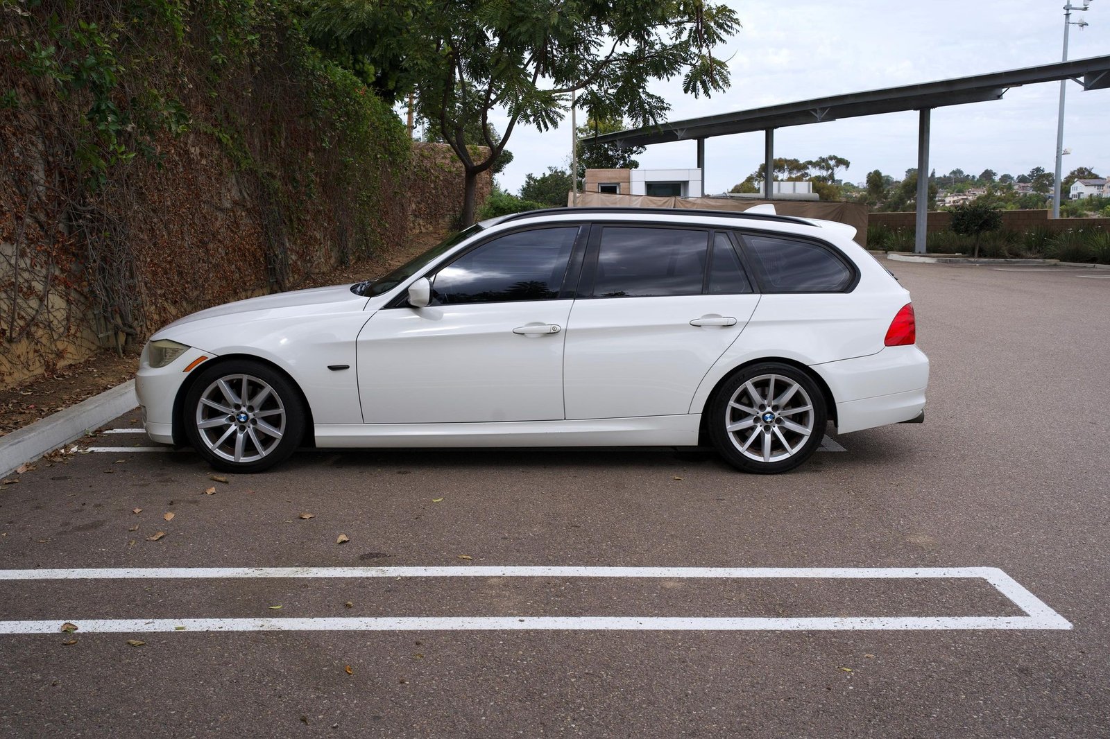 
								BMW 328i Sports Wagon full									