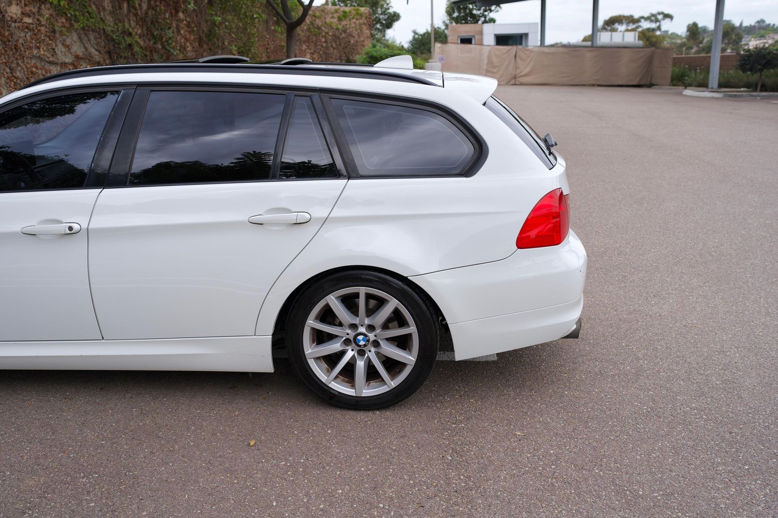 
								BMW 328i Sports Wagon full									