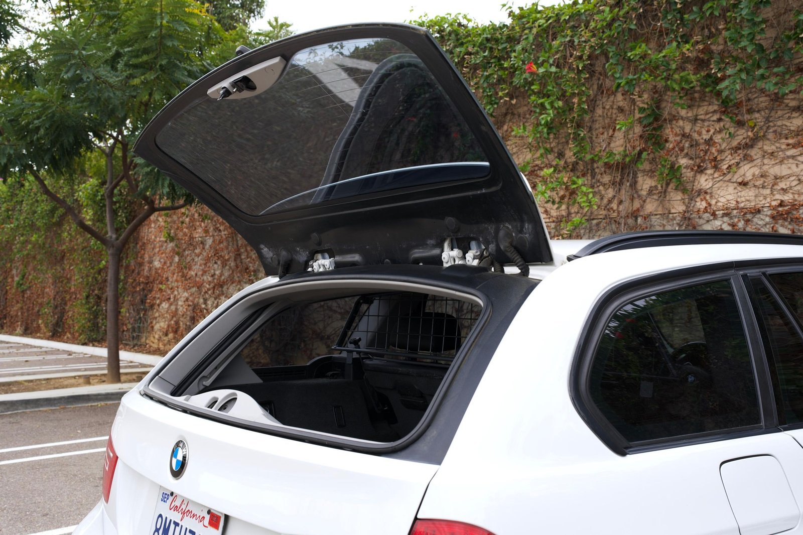 
								BMW 328i Sports Wagon full									