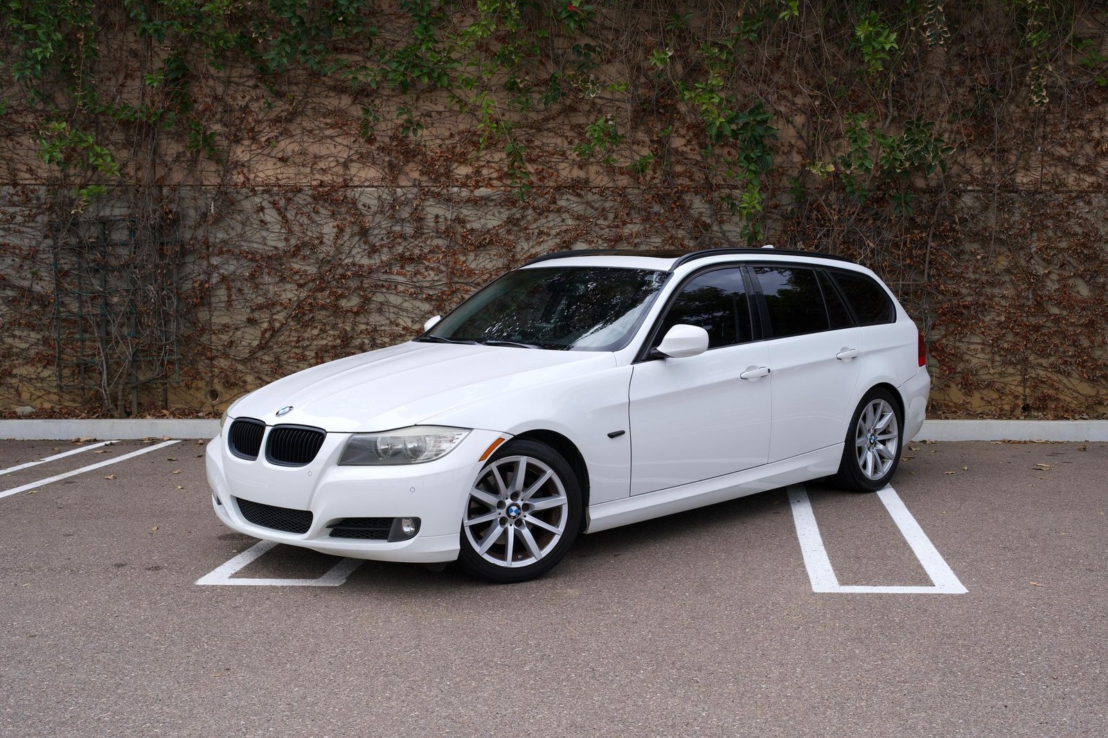 
								BMW 328i Sports Wagon full									