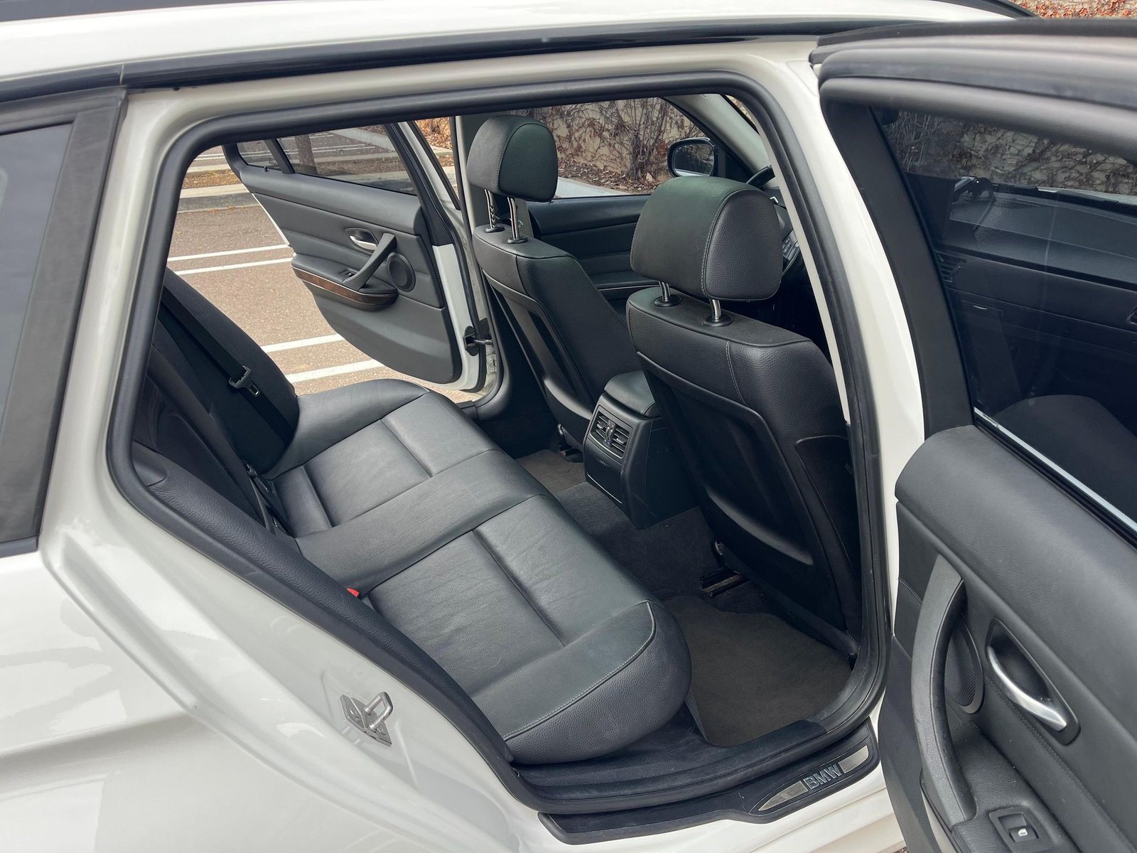 
								BMW 328i Sports Wagon full									