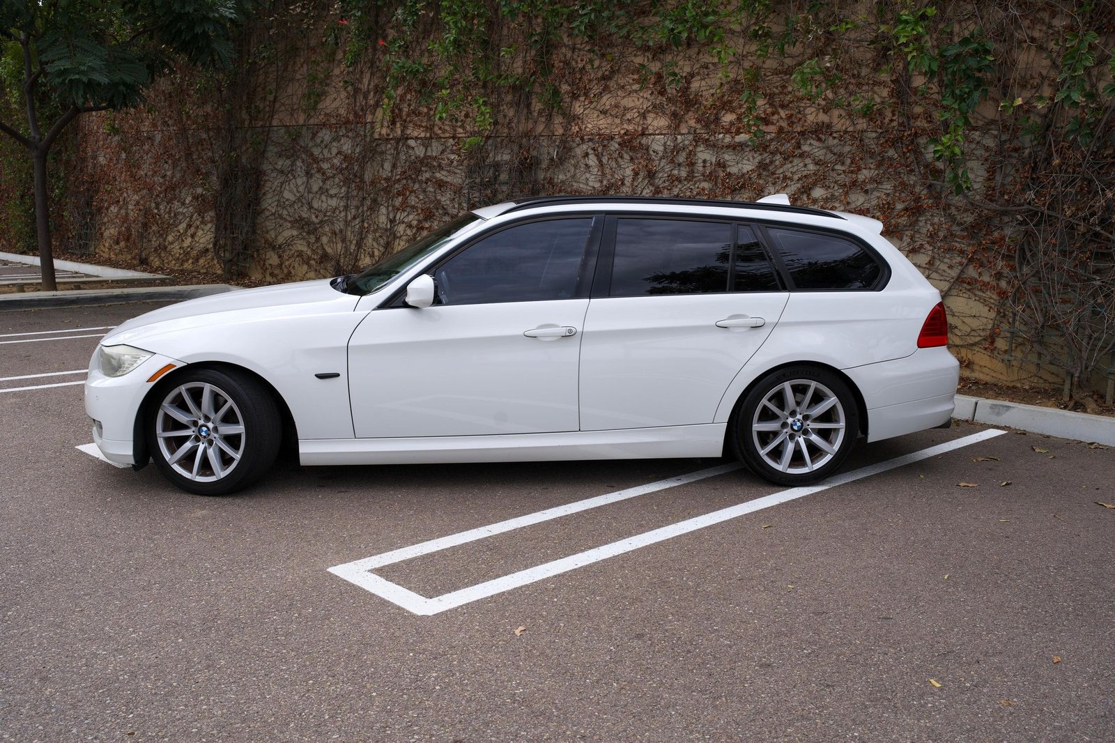 
								BMW 328i Sports Wagon full									