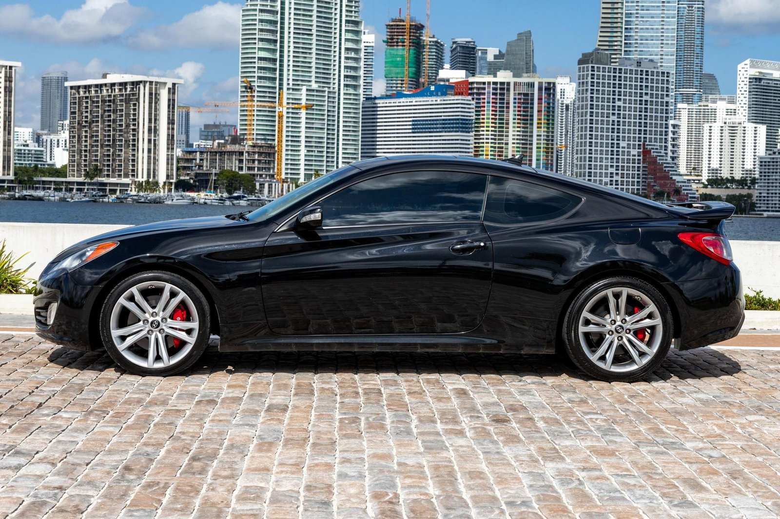 
								Hyundai Genesis Coupe 3.8 Track full									