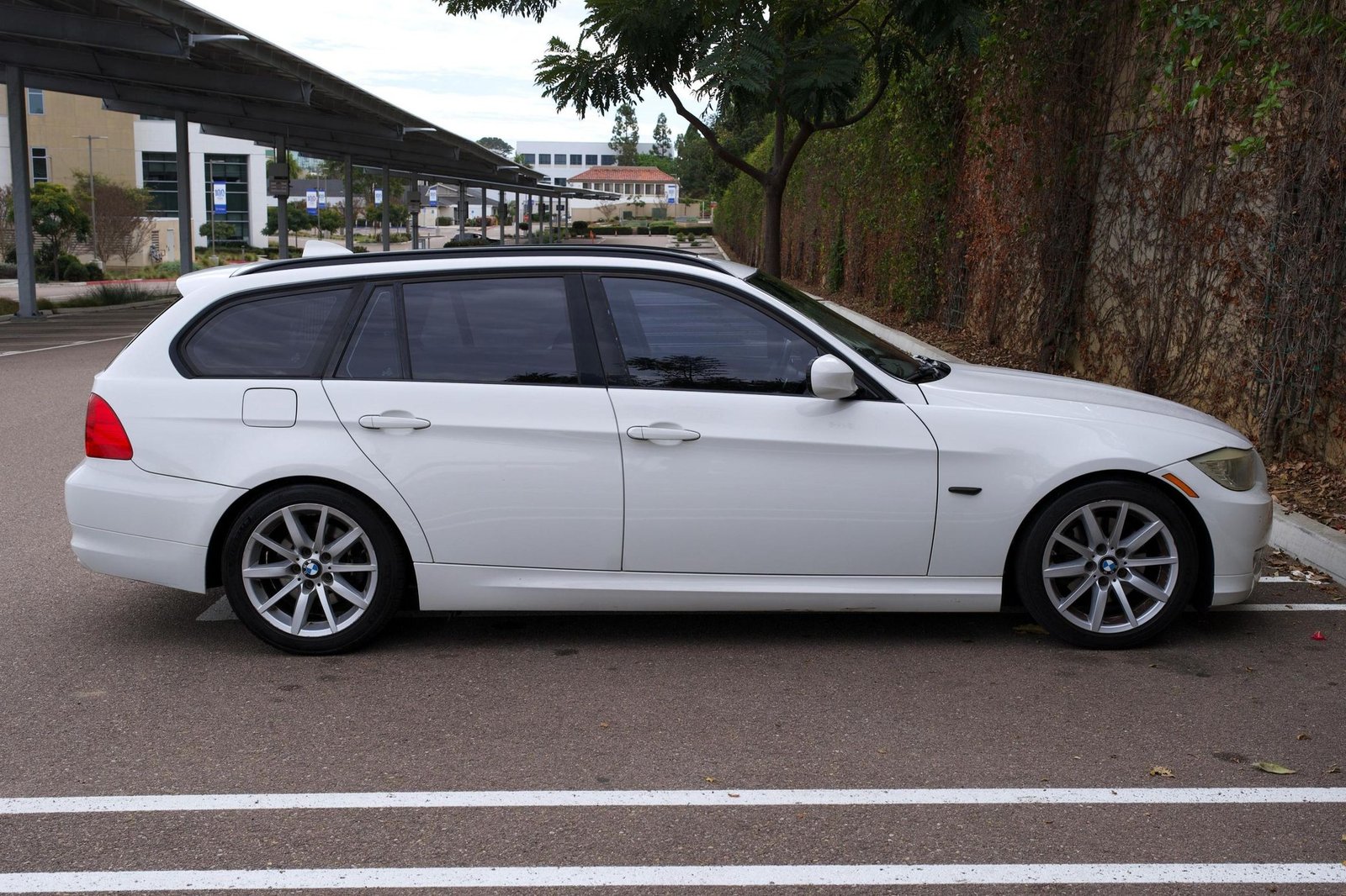 
								BMW 328i Sports Wagon full									