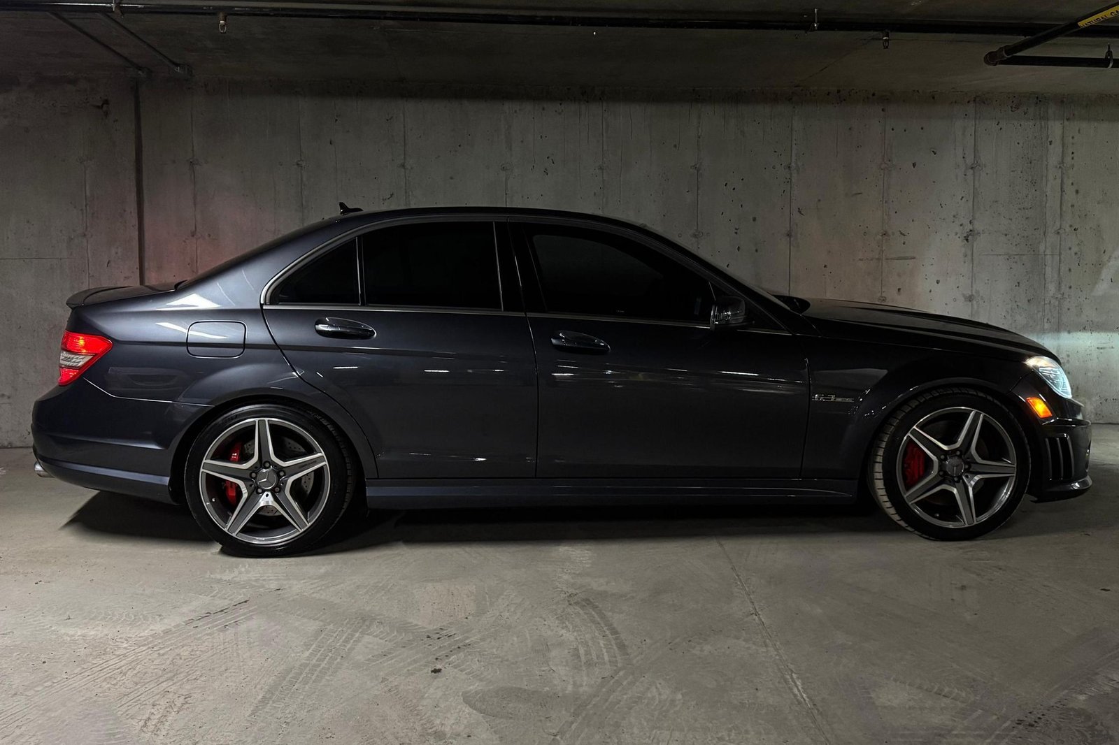 
								Mercedes-Benz C63 AMG Sedan full									
