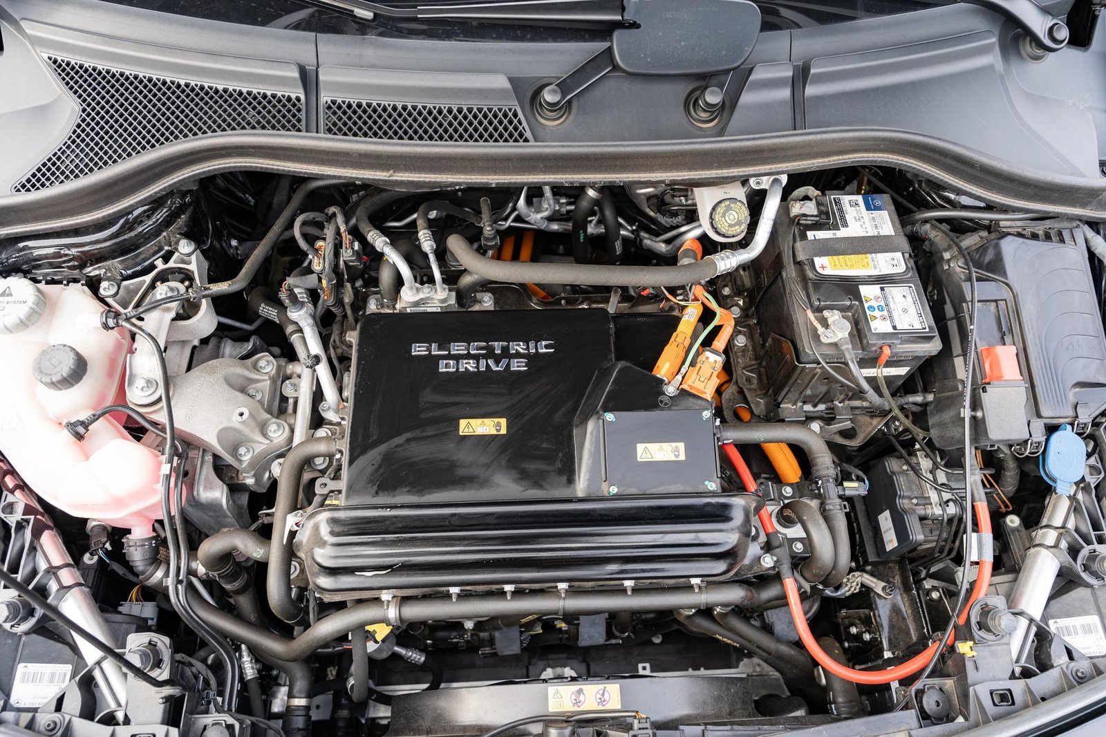 
								Mercedes-Benz B250e full									