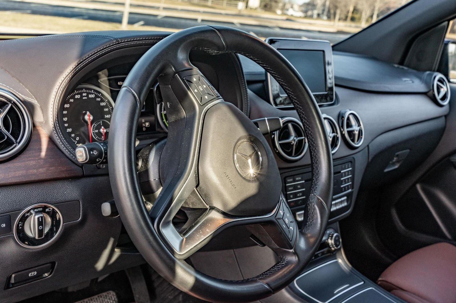 
								Mercedes-Benz B250e full									