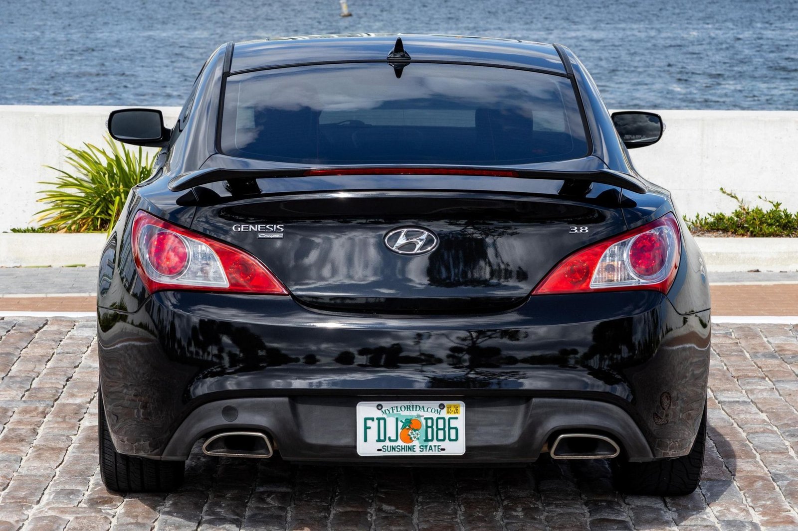 
								Hyundai Genesis Coupe 3.8 Track full									